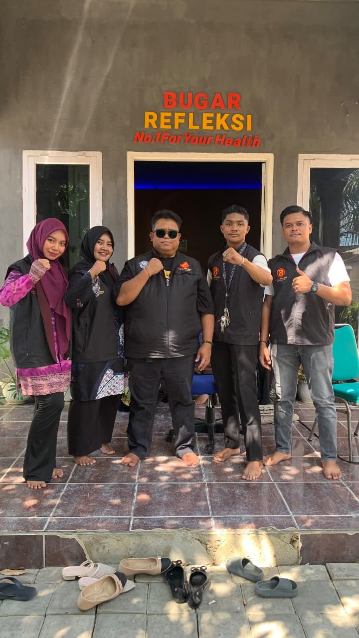 Apresiasi Dedikasi: Owner Bugar Refleksi Serahkan Reward Karyawan Terbaik Bulan Mei