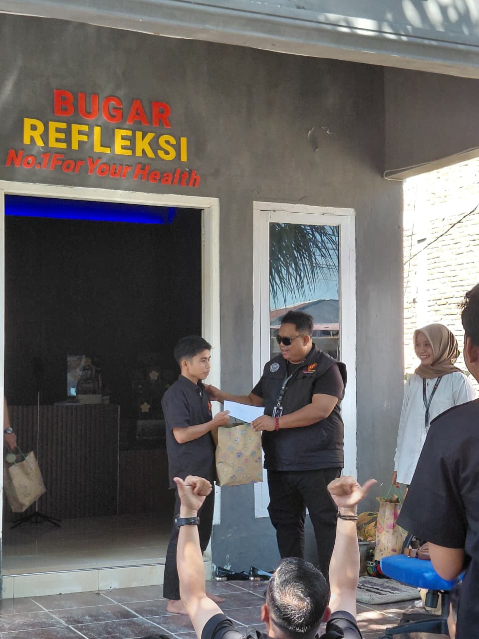 Penyerahan Reward Karyawan Berprestasi: Kategori Omset Terbanyak Bulan Juni